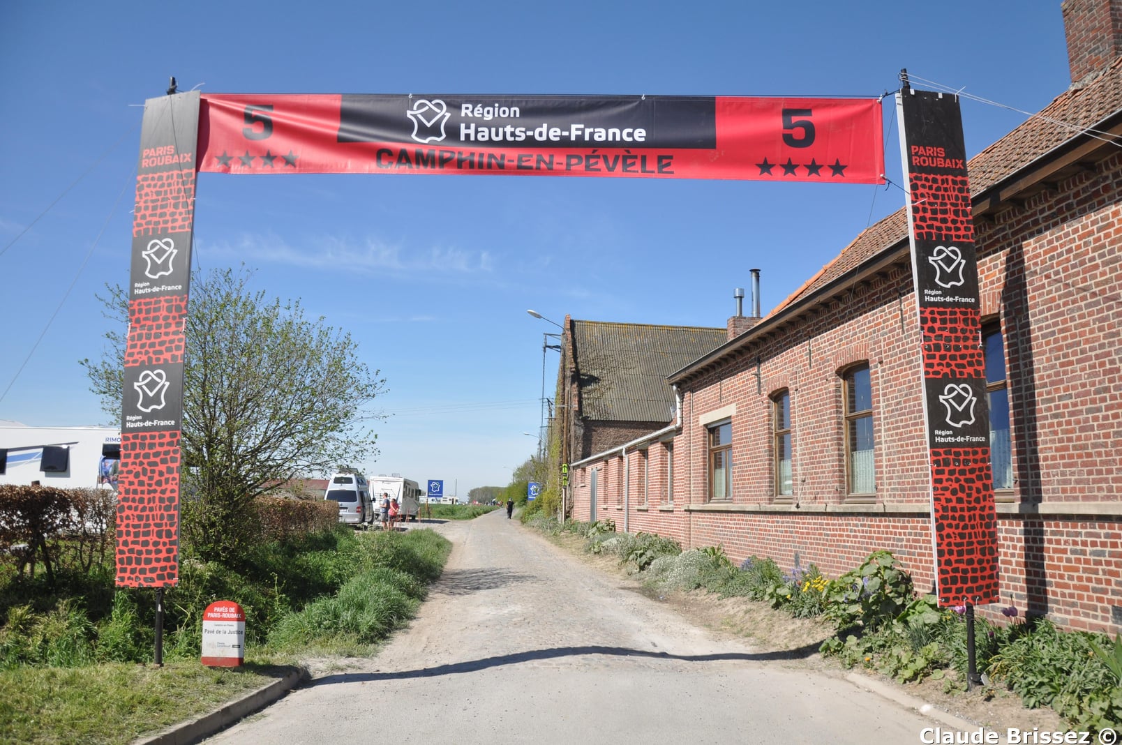 Secteur pavé de Paris-Roubaix avant le passage des coureurs.