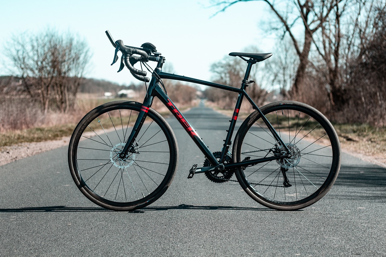 4 grandes différences entre un vélo gravel et un vélo de route