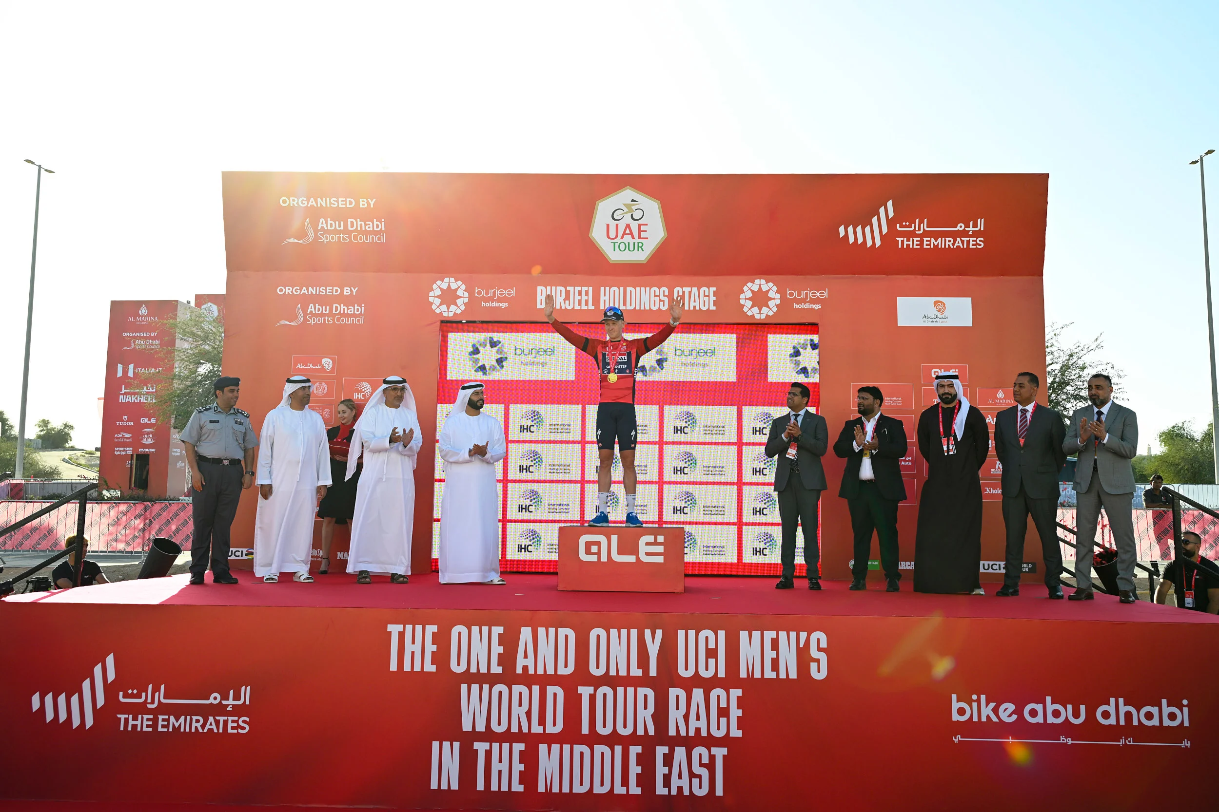 Résumé vidéo de la 1ère étape de l'UAE Tour 2024, remportée par Tim Merlier.