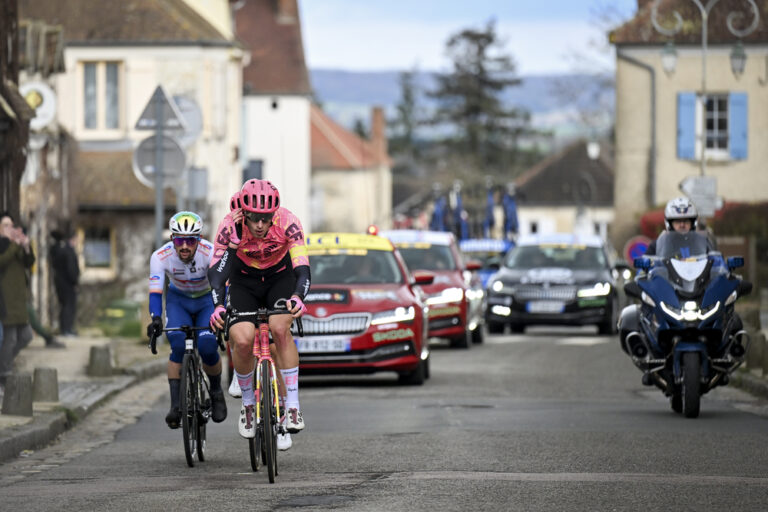 Paris-Nice : la vidéo du final de la 1ère étape