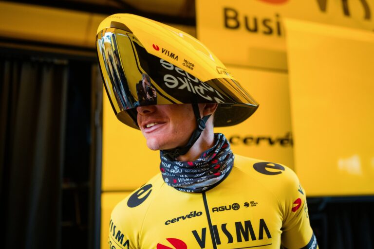 L'équipe Team Visma Lease a Bike a sorti un nouveau casque de contre-la-montre lors de la 1ère étape de Tirreno-Adriatico.