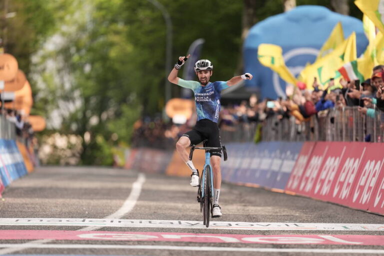 Tour d’Italie : la vidéo de la victoire de Valentin Paret Peintre