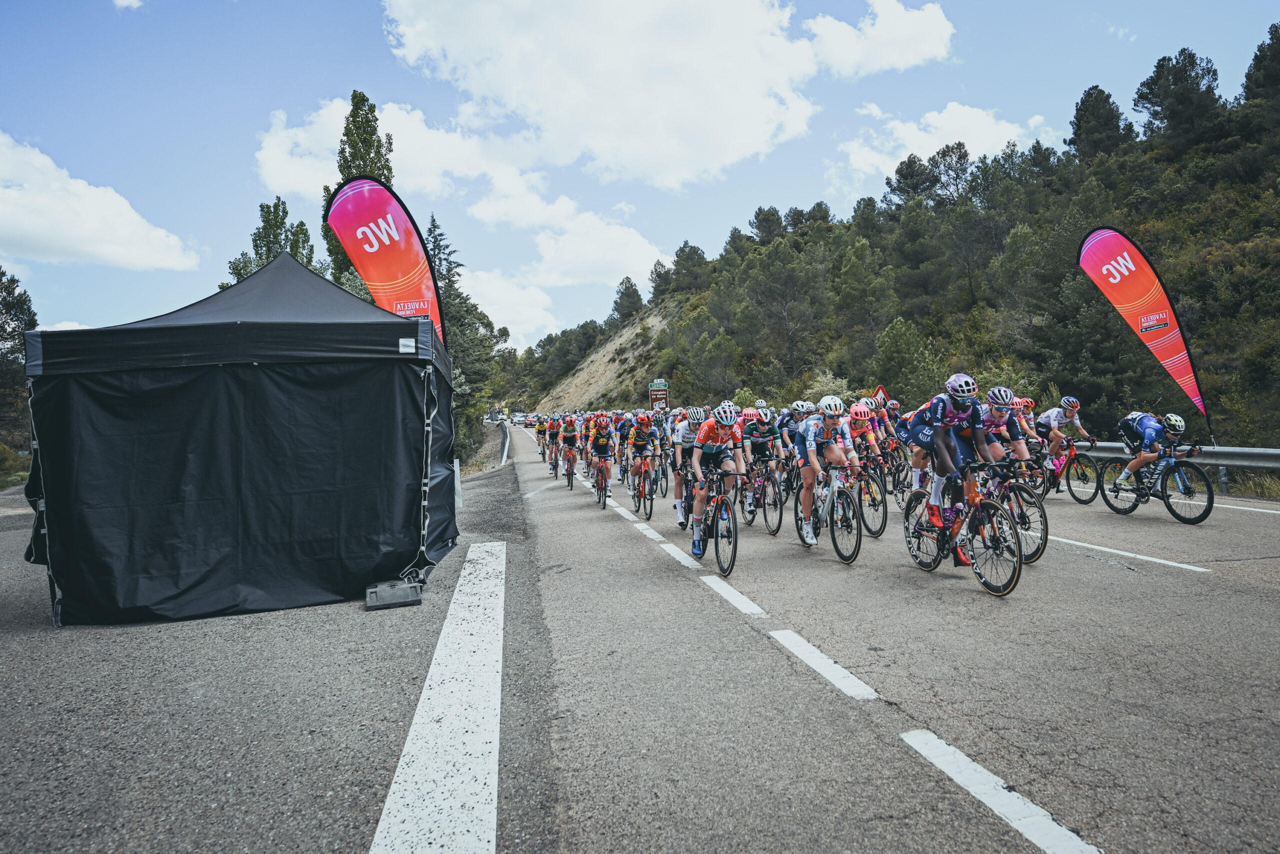 Des toilettes mobiles le long du parcours de la Vuelta Femenina