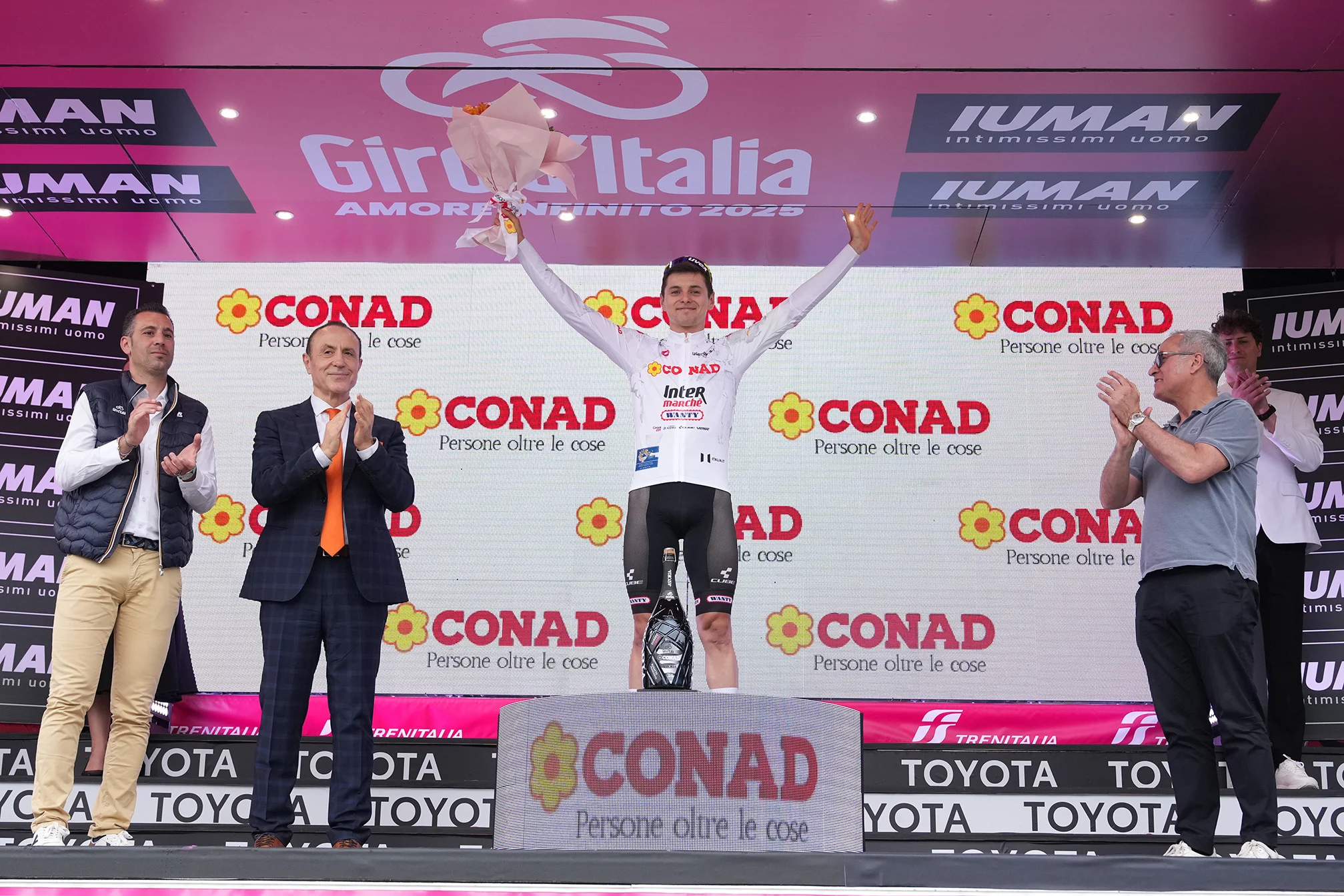 Carton jaune pour le maillot blanc du Giro, pas déclassé !