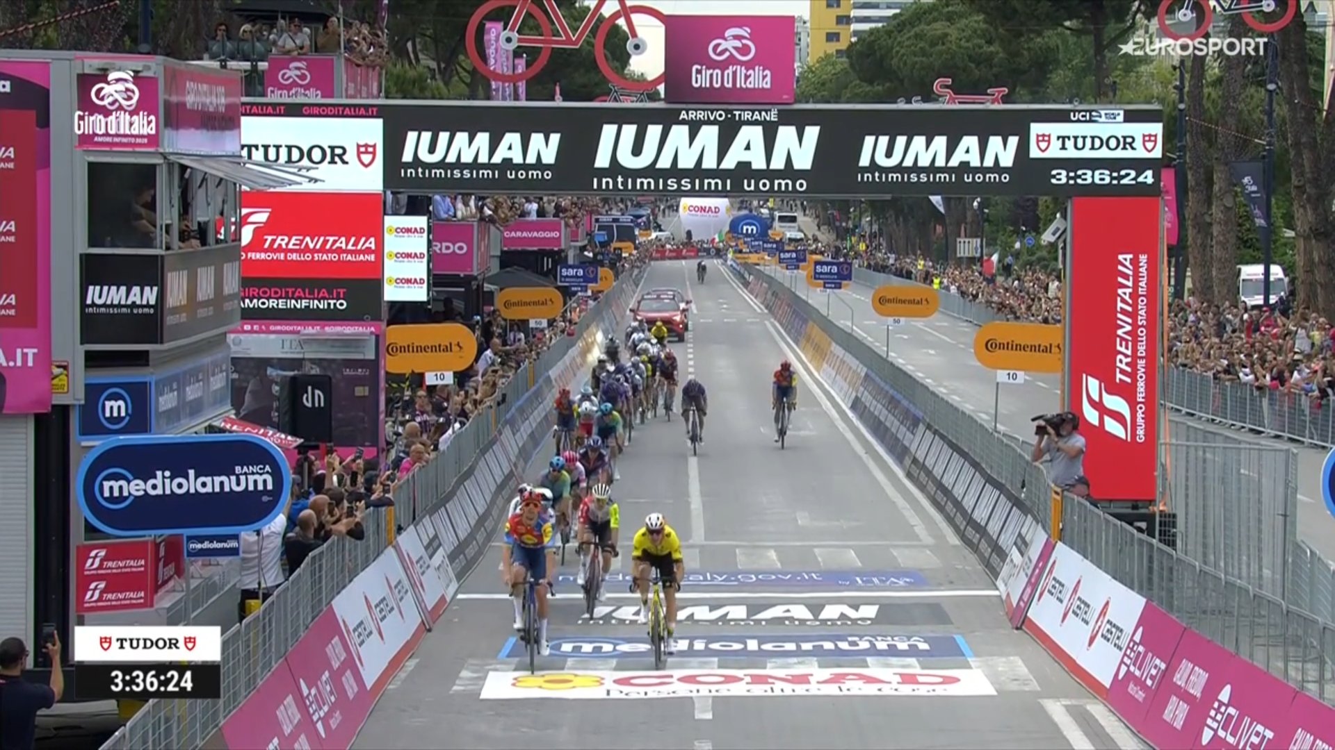 Mads Pedersen remporte la 1ère étape du Tour d'Italie