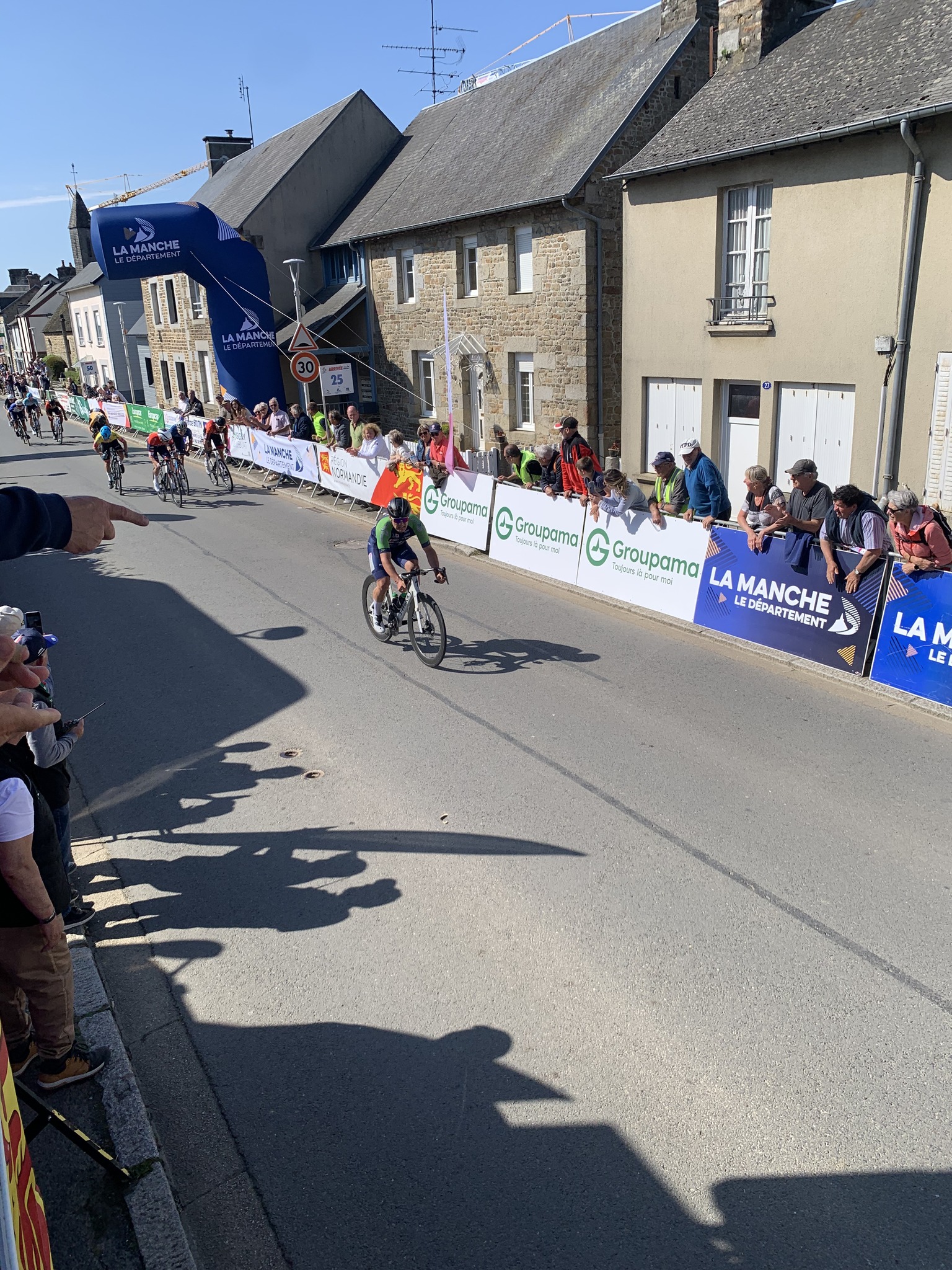James Hartley gagne la 1ère étape du Tour de la Manche