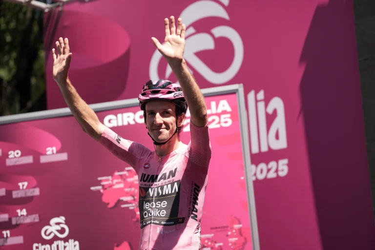 Simon Yates remporte l'édition 2025 du Giro