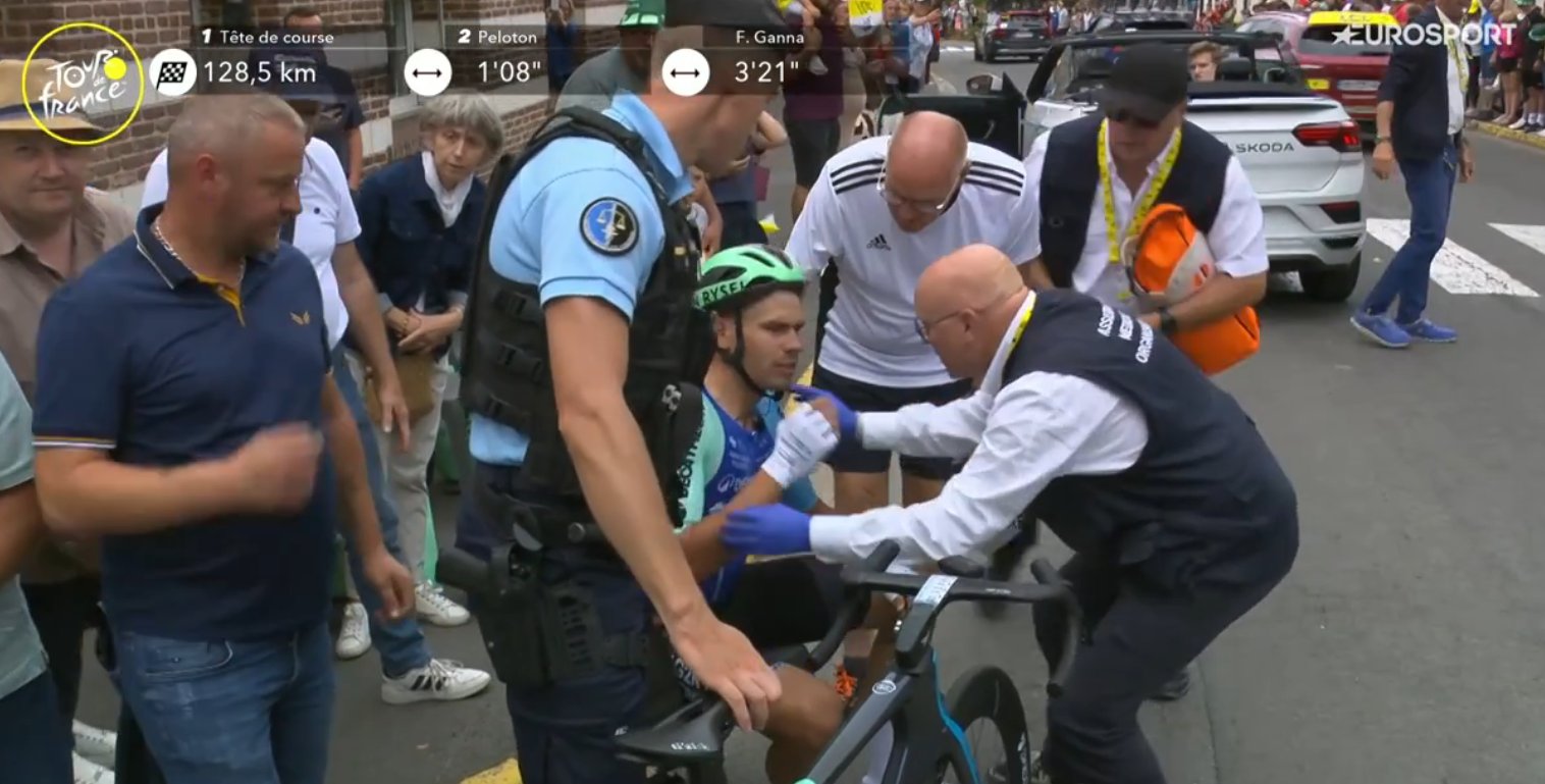 Un coureur de Decathlon quitte le Tour de France