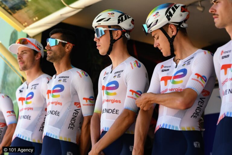 L'équipe Total Energies a présenté un nouveau maillot en vue du Tour de France.