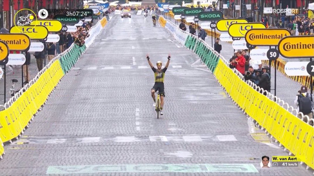 Wout Van Aert s'offre Tadej Pogacar sur les Champs Elysées !
