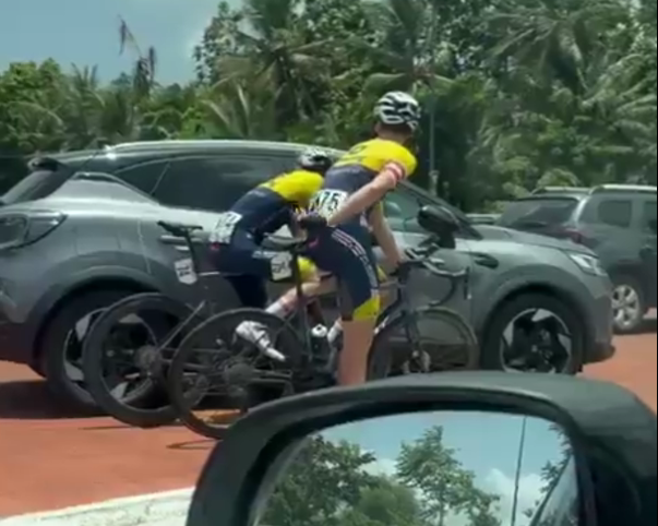 Deux coureurs prennent un raccourci au Tour de la Guadeloupe