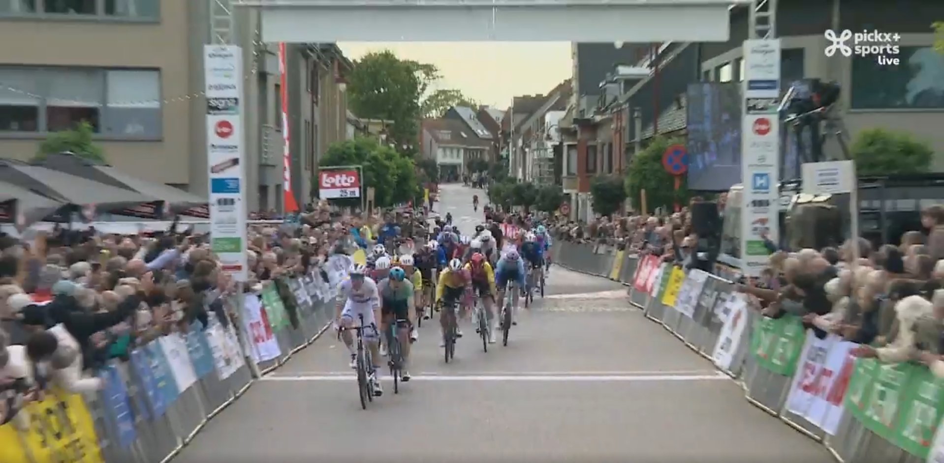 Tim Merlier remporte le Omloop van het Houtland