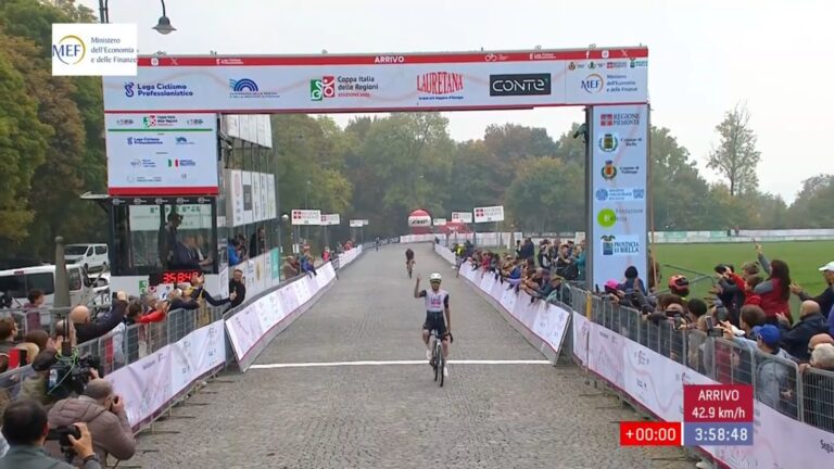 Le Britannique Adam Yates (UAE Team Emirates) remporte le Trofeo Tessile & Moda – Valdengo Oropa 2025. Dominateur dans l’ascension finale vers Oropa, il s’offre un succès convaincant et confirme sa grande forme en cette fin de saison.