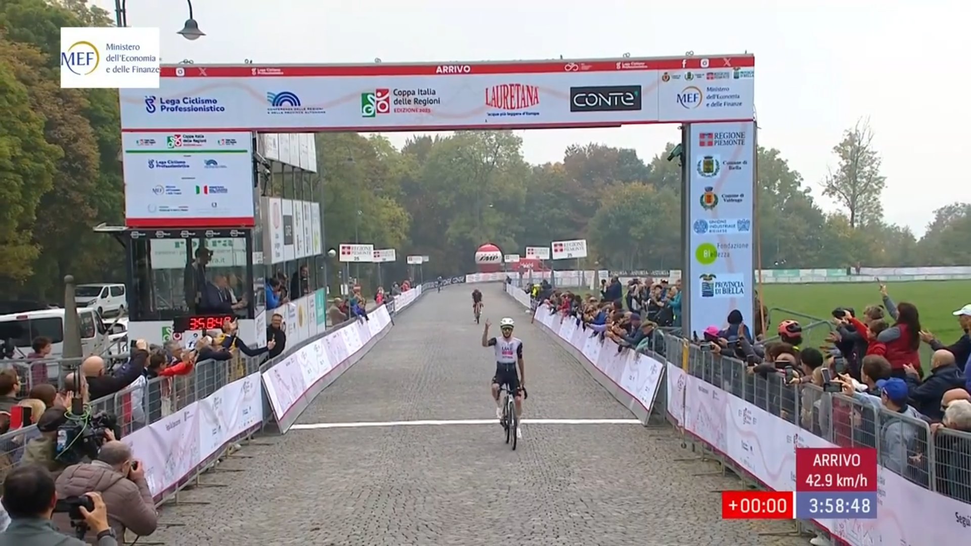 Le Britannique Adam Yates (UAE Team Emirates) remporte le Trofeo Tessile & Moda – Valdengo Oropa 2025. Dominateur dans l’ascension finale vers Oropa, il s’offre un succès convaincant et confirme sa grande forme en cette fin de saison.