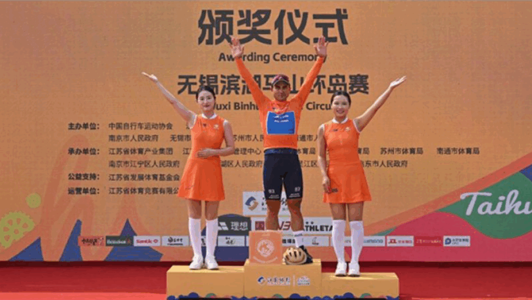 Matteo Malucelli célèbre sa victoire finale au Tour of Taihu Lake 2025, devant Stanisław Aniołkowski (Cofidis).