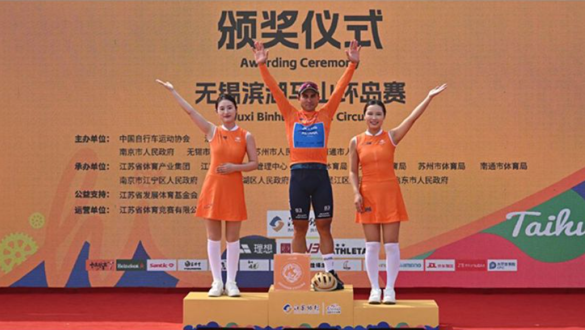 Matteo Malucelli célèbre sa victoire finale au Tour of Taihu Lake 2025, devant Stanisław Aniołkowski (Cofidis).
