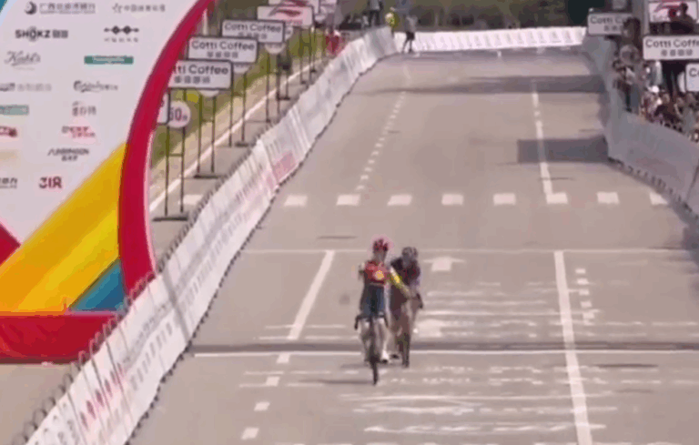 Anna Henderson franchit la ligne victorieuse du Tour of Guangxi 2025.
