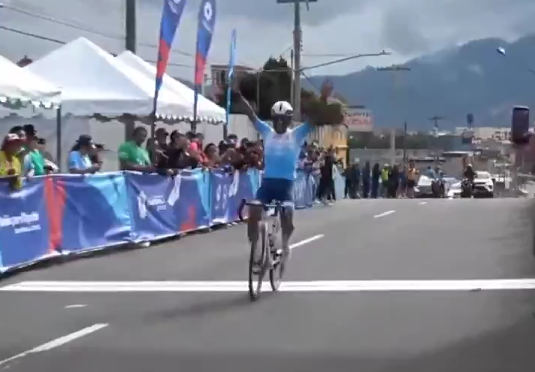 Sergio Chumil célèbre sa victoire aux Juegos Centroamericanos 2025, dernière course de la saison.