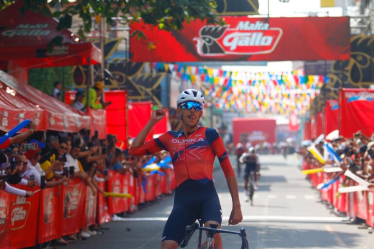 Carlos MacPherson s’impose en solitaire sur la 4e étape de la Vuelta a Guatemala 2025.