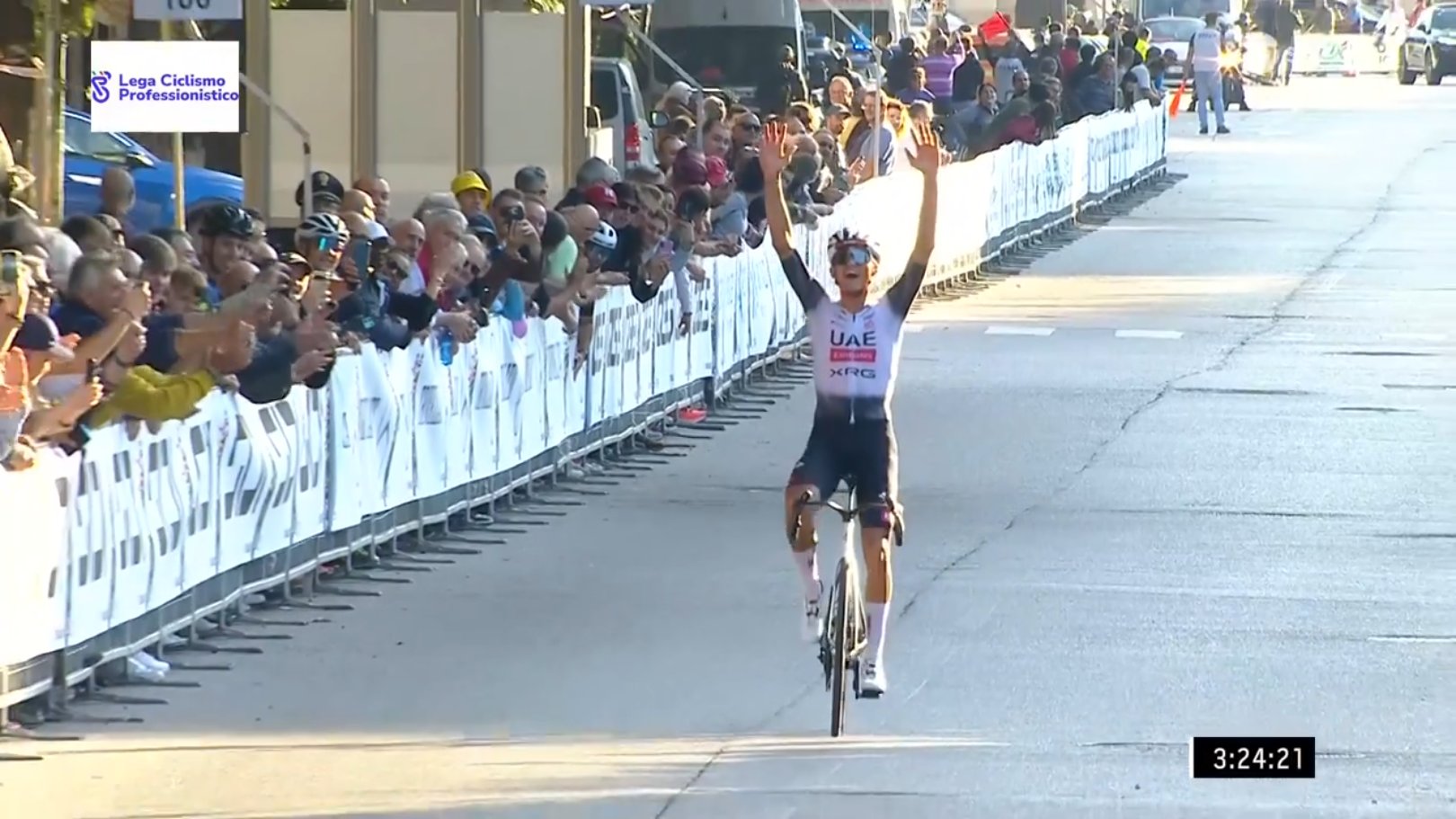 Isaac Del Toro triomphe en solitaire au Giro del Veneto 2025 à Vérone.