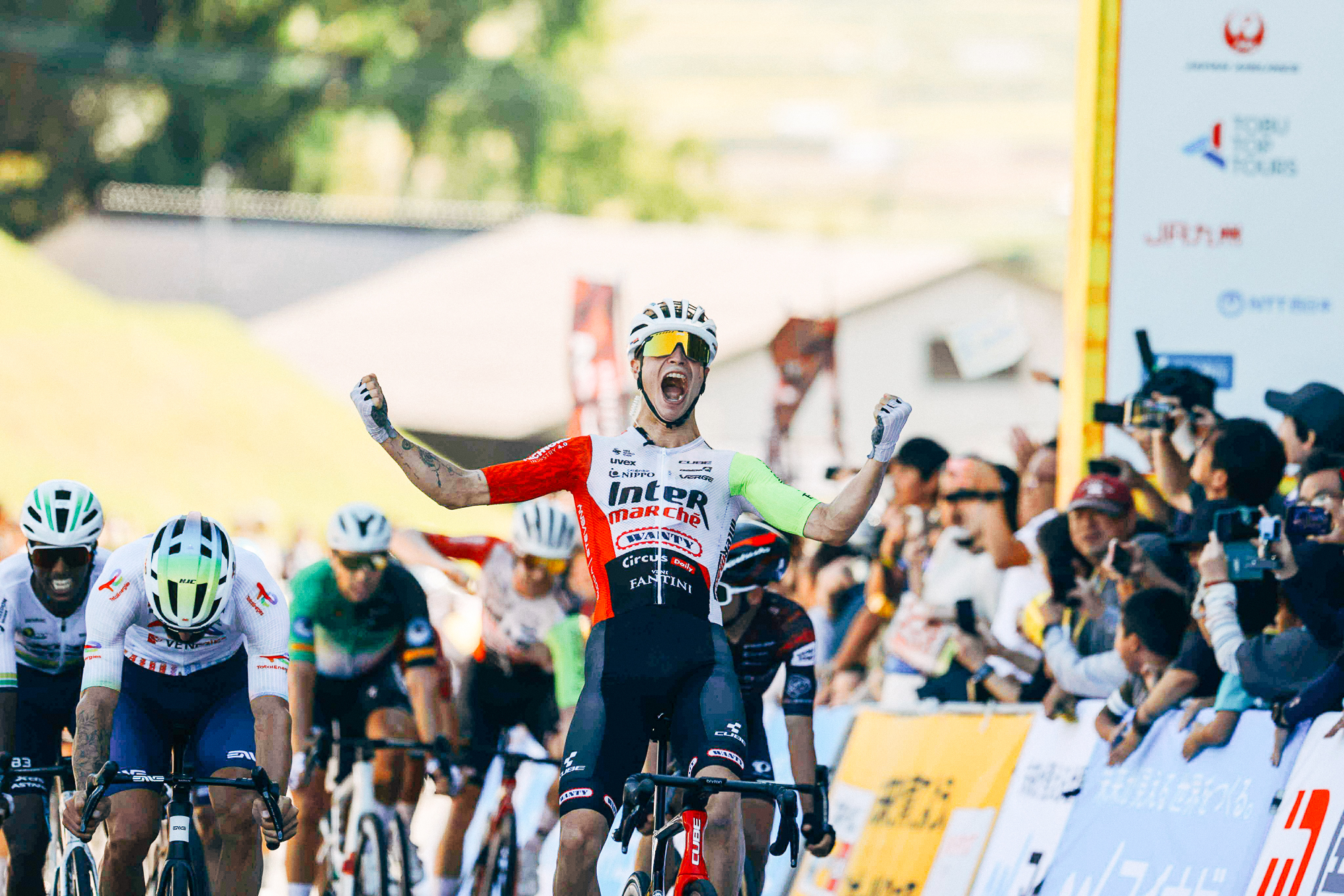 Dries De Pooter célèbre sa victoire sur la 2ᵉ étape du Tour de Kyushu 2025 à Minamiaso, devant Geoffrey Soupe et Henok Mulubrhan.