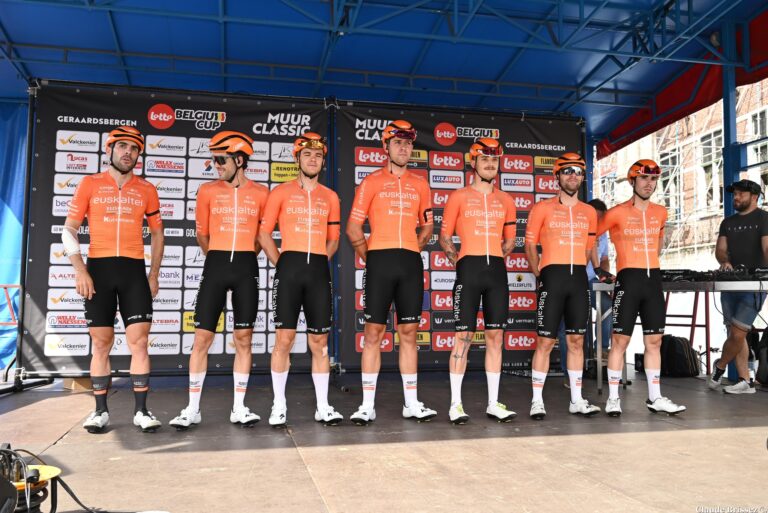 Coureurs d’Euskaltel Euskadi en action lors d’une course UCI 2025.