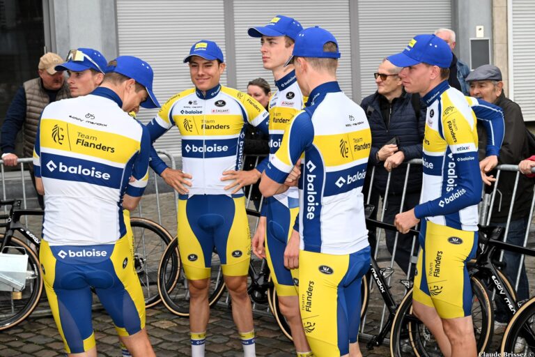 Les coureurs de Team Flanders-Baloise en action lors d’une course en 2025.