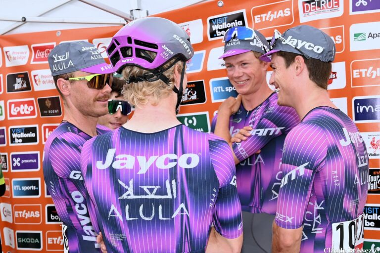 Coureurs de Jayco-AlUla lors d’une course WorldTour 2025