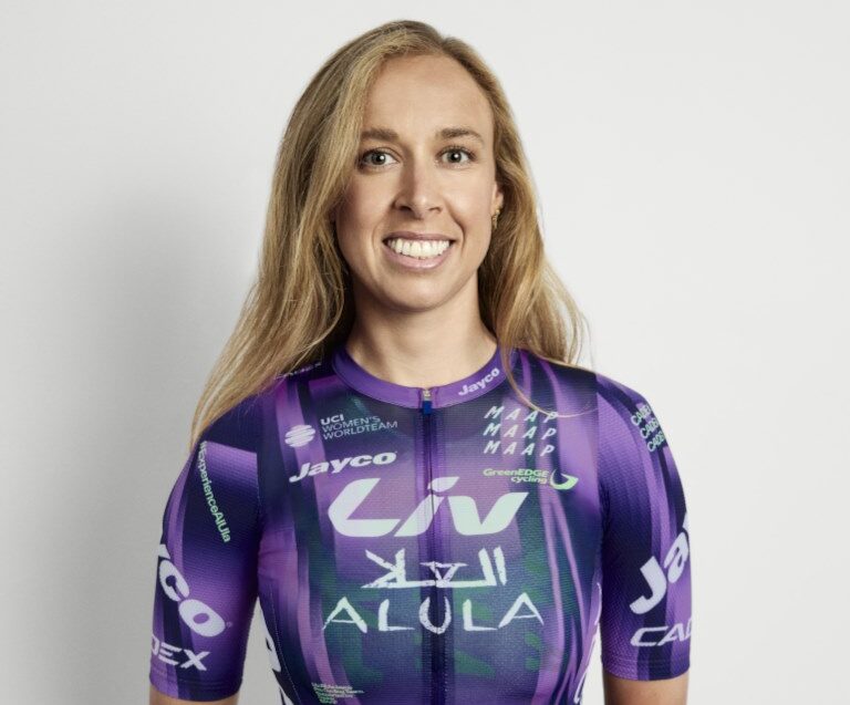 Josie Talbot franchissant la ligne d’arrivée lors de la dernière étape du Tour of Chongming Island 2025.