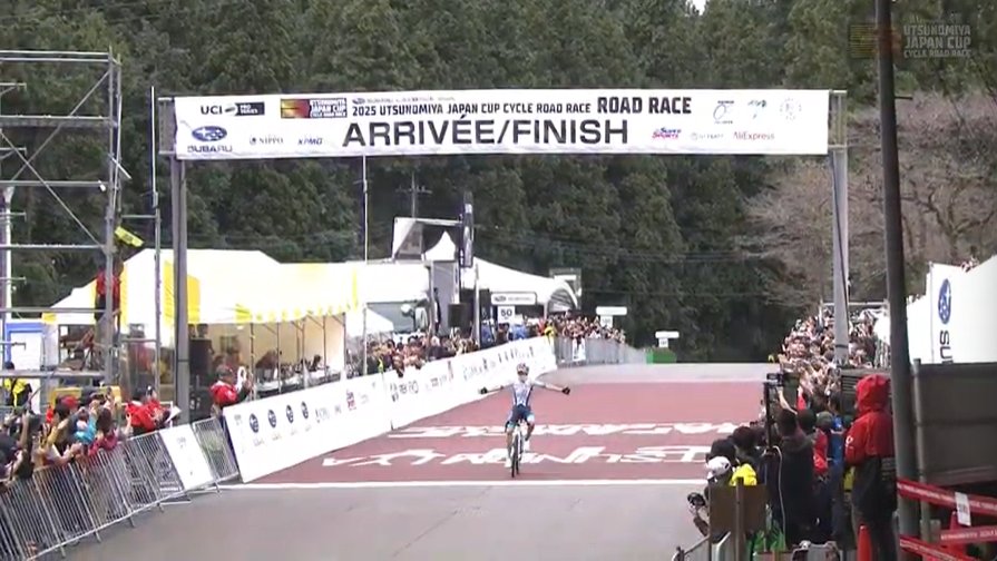 Lenny Martinez lève les bras après sa victoire à l’Utsunomiya Japan Cup 2025.