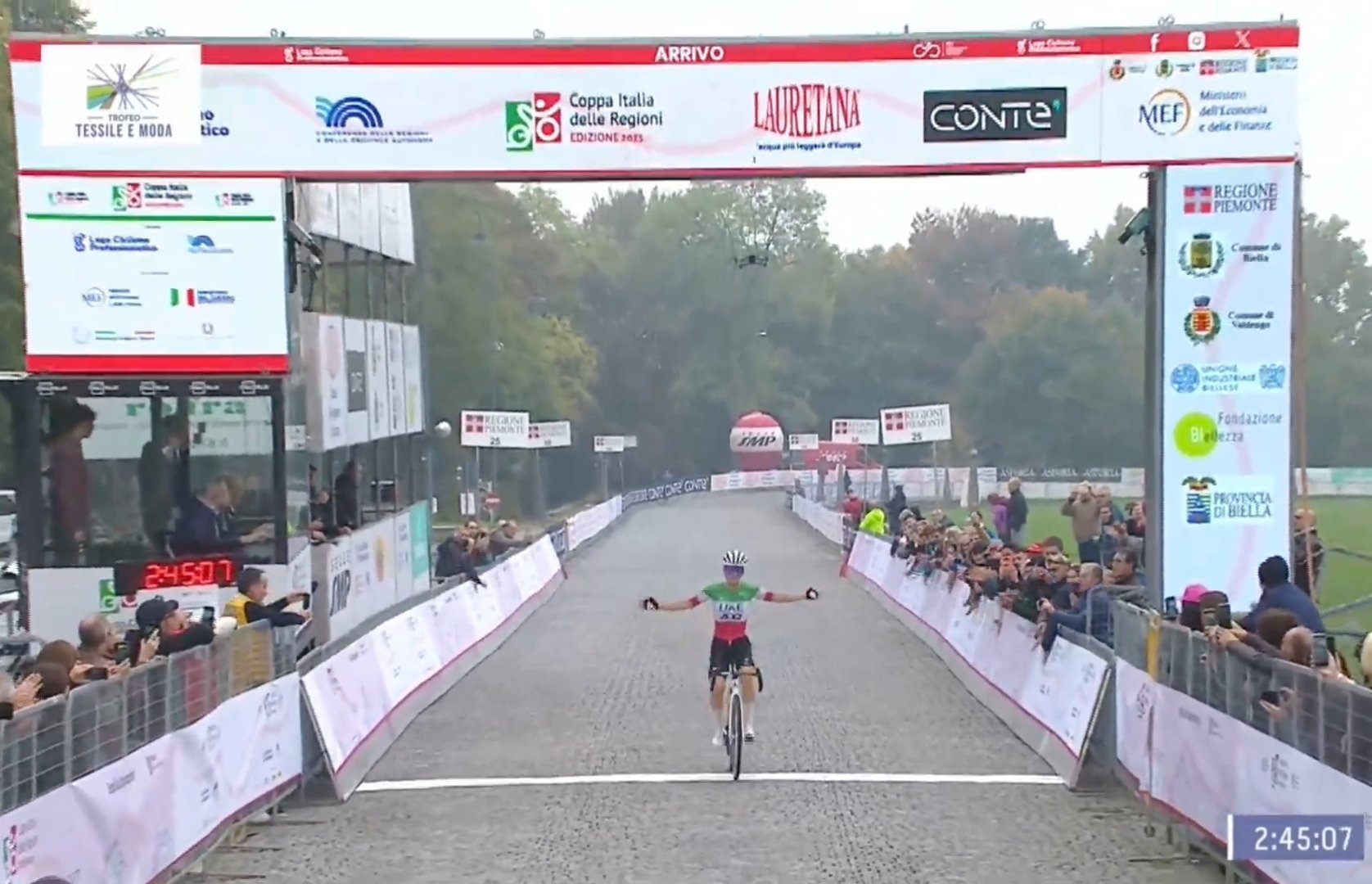 Elisa Longo Borghini lève les bras après sa victoire au Trofeo Tessile & Moda Donne 2025 à Oropa.