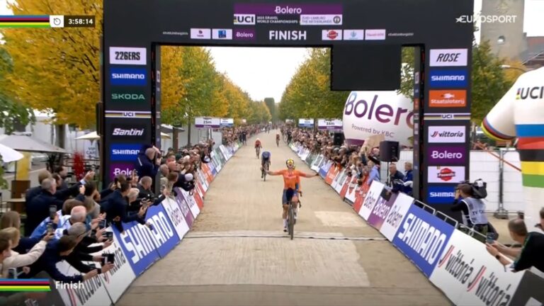 Lorena Wiebes célèbre sa victoire au championnat du monde de gravel 2025 aux Pays-Bas