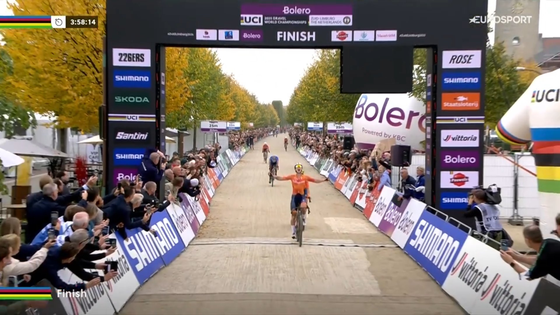 Lorena Wiebes célèbre sa victoire au championnat du monde de gravel 2025 aux Pays-Bas