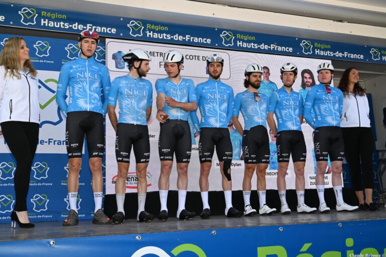 Photo de l’équipe Nice Métropole Côte d’Azur alignée avant le départ d’une course. Les coureurs portent le maillot bleu de la formation, symbolisant une saison 2025 sans victoire.