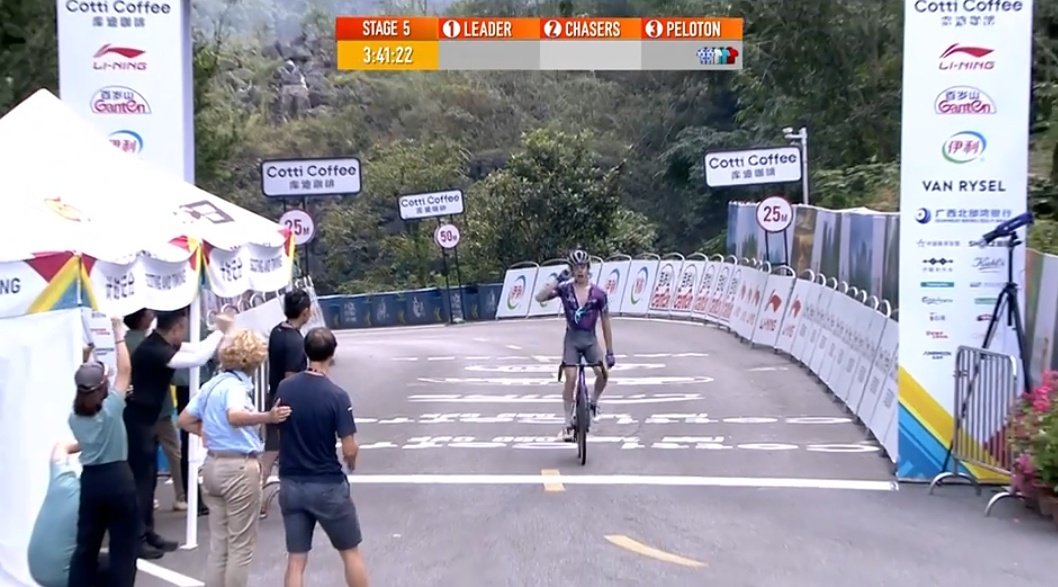 Paul Double franchit la ligne d’arrivée en vainqueur lors de la 5e étape du Tour of Guangxi 2025, après une attaque victorieuse dans la montée finale.