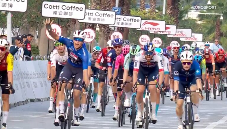 Paul Magnier franchit la ligne d’arrivée en vainqueur sur la 6ᵉ étape du Tour of Guangxi 2025.