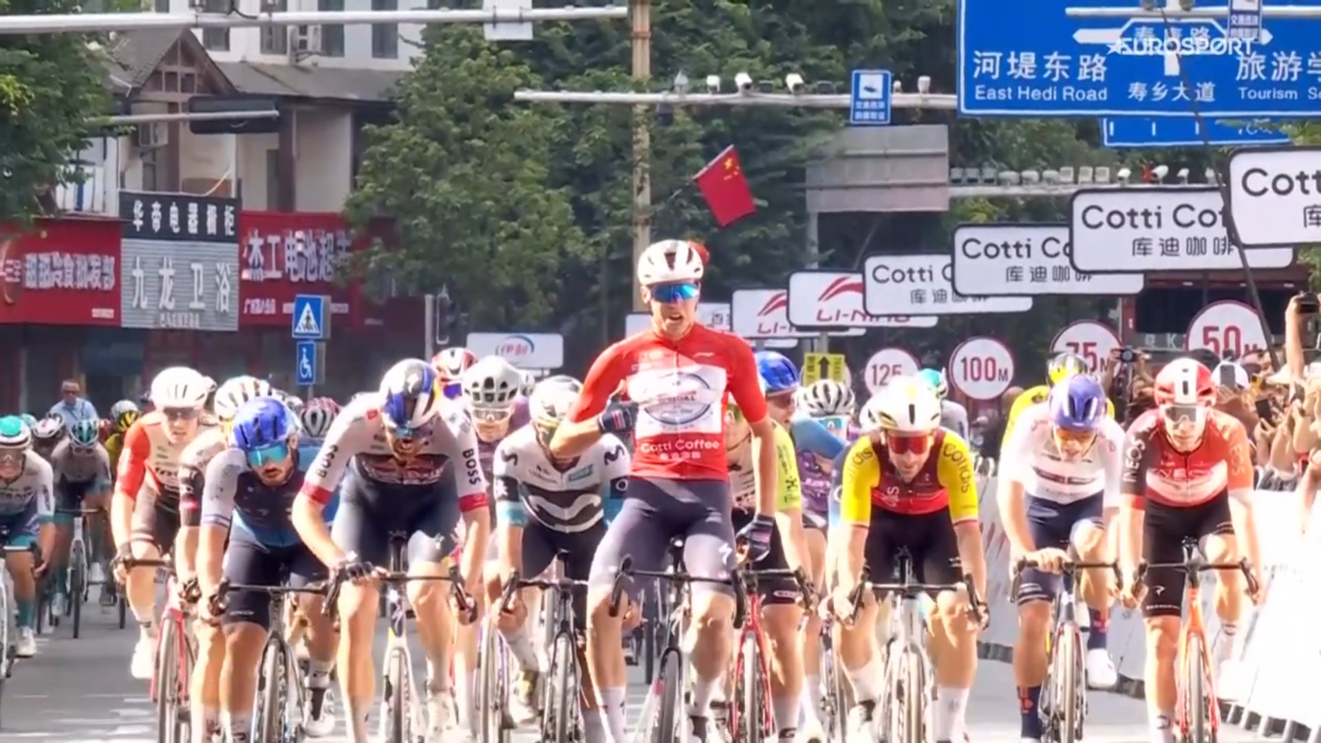 Paul Magnier franchissant la ligne d’arrivée à Bama lors de la 3ᵉ étape du Tour of Guangxi 2025.