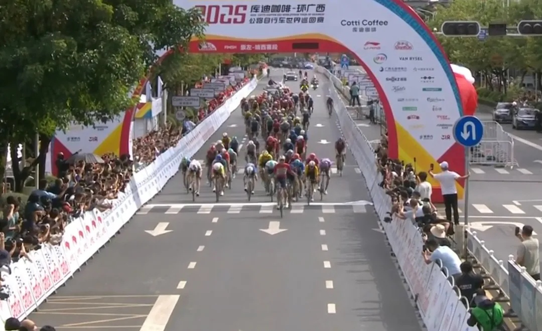 Paul Magnier célèbre sa victoire sur la 2e étape du Tour of Guangxi 2025 à Jingxi.