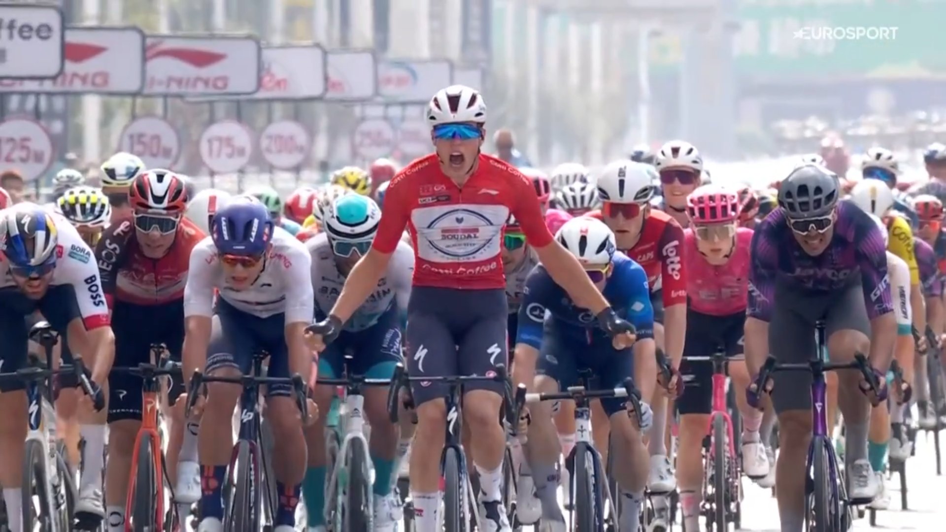 Paul Magnier levant les bras au sprint lors de la 4ème étape du Tour of Guangxi