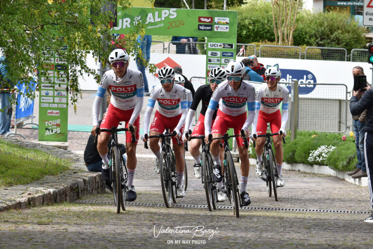 Les cinq coureurs prolongés de la Team Polti VisitMalta posent en tenue 2026.