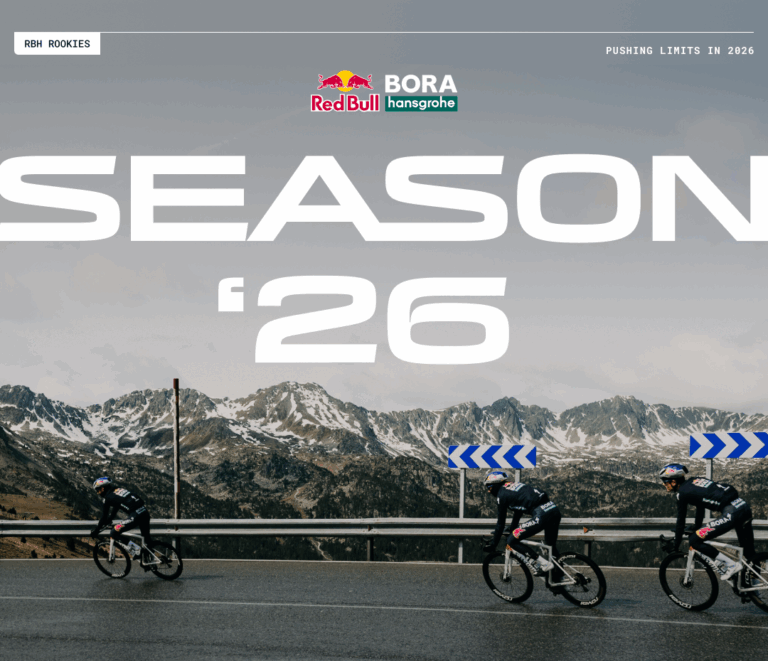 Les nouvelles recrues 2026 du programme Red Bull – BORA – hansgrohe Rookies posent avec leur maillot.