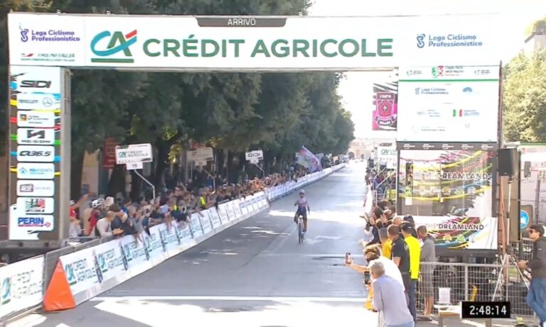 Silvia Persico franchit la ligne d’arrivée en tête lors du Giro del Veneto Women 2025, bras levés en signe de victoire.