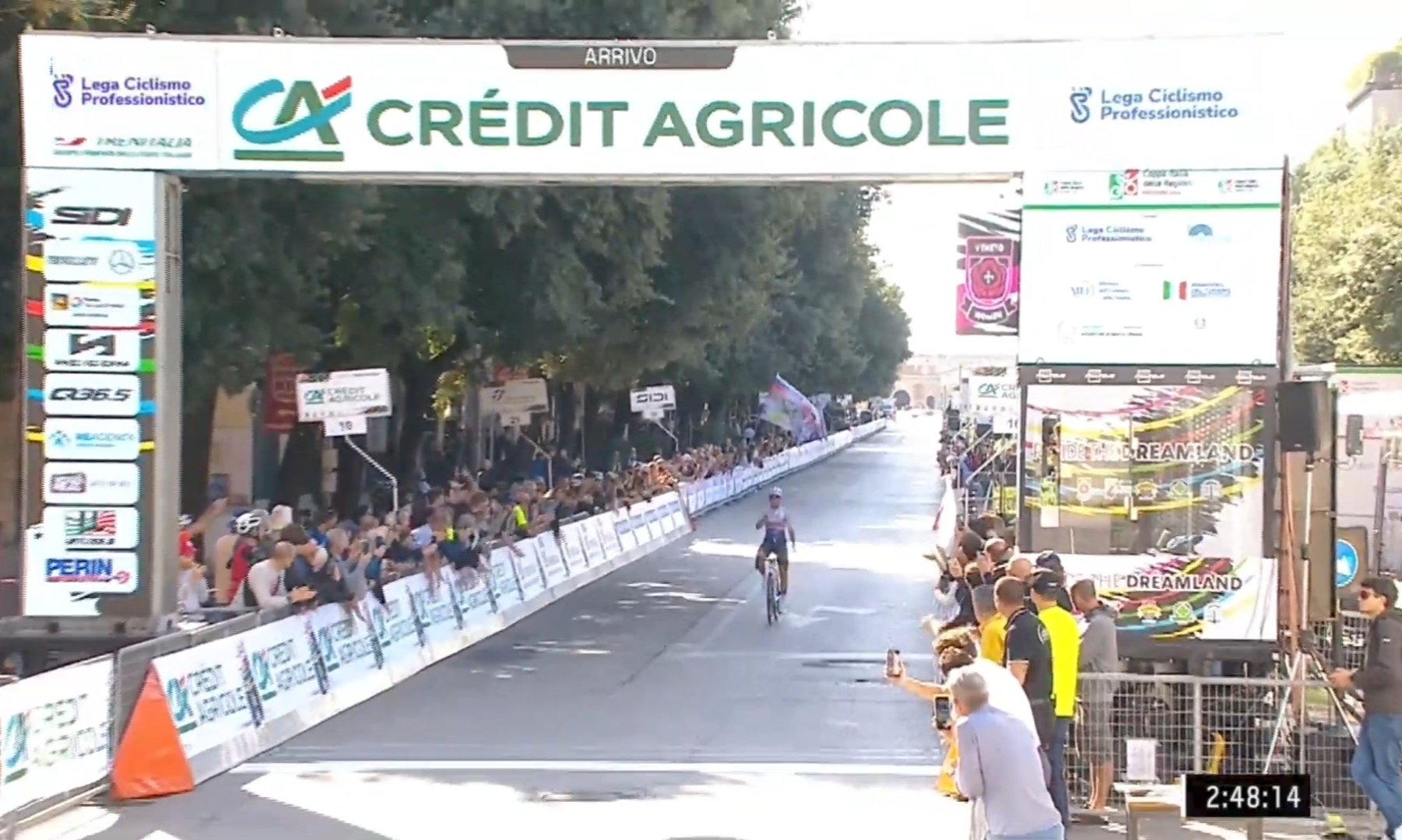 Silvia Persico franchit la ligne d’arrivée en tête lors du Giro del Veneto Women 2025, bras levés en signe de victoire.