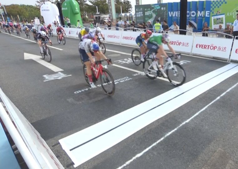 Sofie van Rooijen célèbre sa victoire au sprint lors de la 2e étape du Tour of Chongming Island 2025.