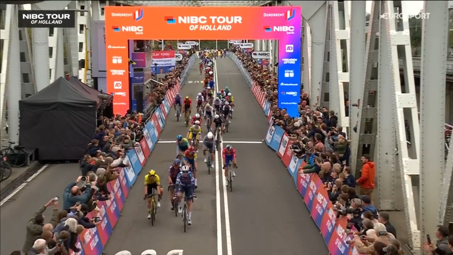 Tim Merlier remporte la 1re étape du NIBC Tour of Holland 2025 à Dordrecht.