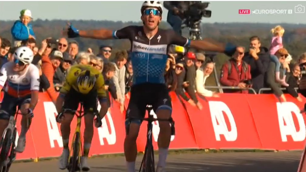 Timo De Jong lève les bras au Col du VAM après sa victoire sur la 4ᵉ étape du NIBC Tour of Holland 2025.