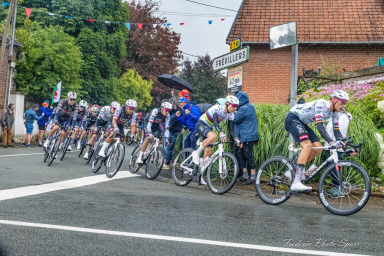 Les coureurs d’UAE Team Emirates, menés par le maillot de champion du monde, négocient un virage sous la pluie lors d’une étape du Tour de France.