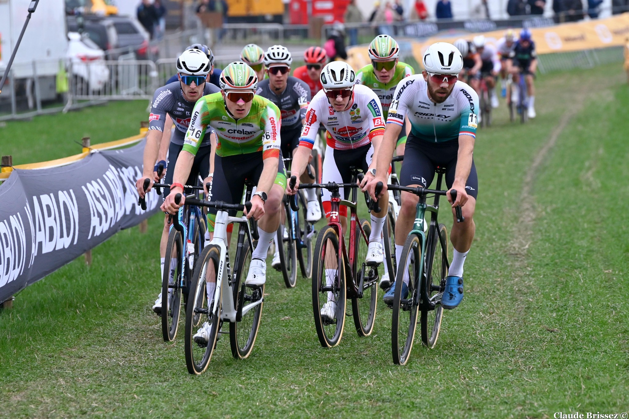 Coureurs en action sur une course de cyclo-cross lors de la saison 2025.