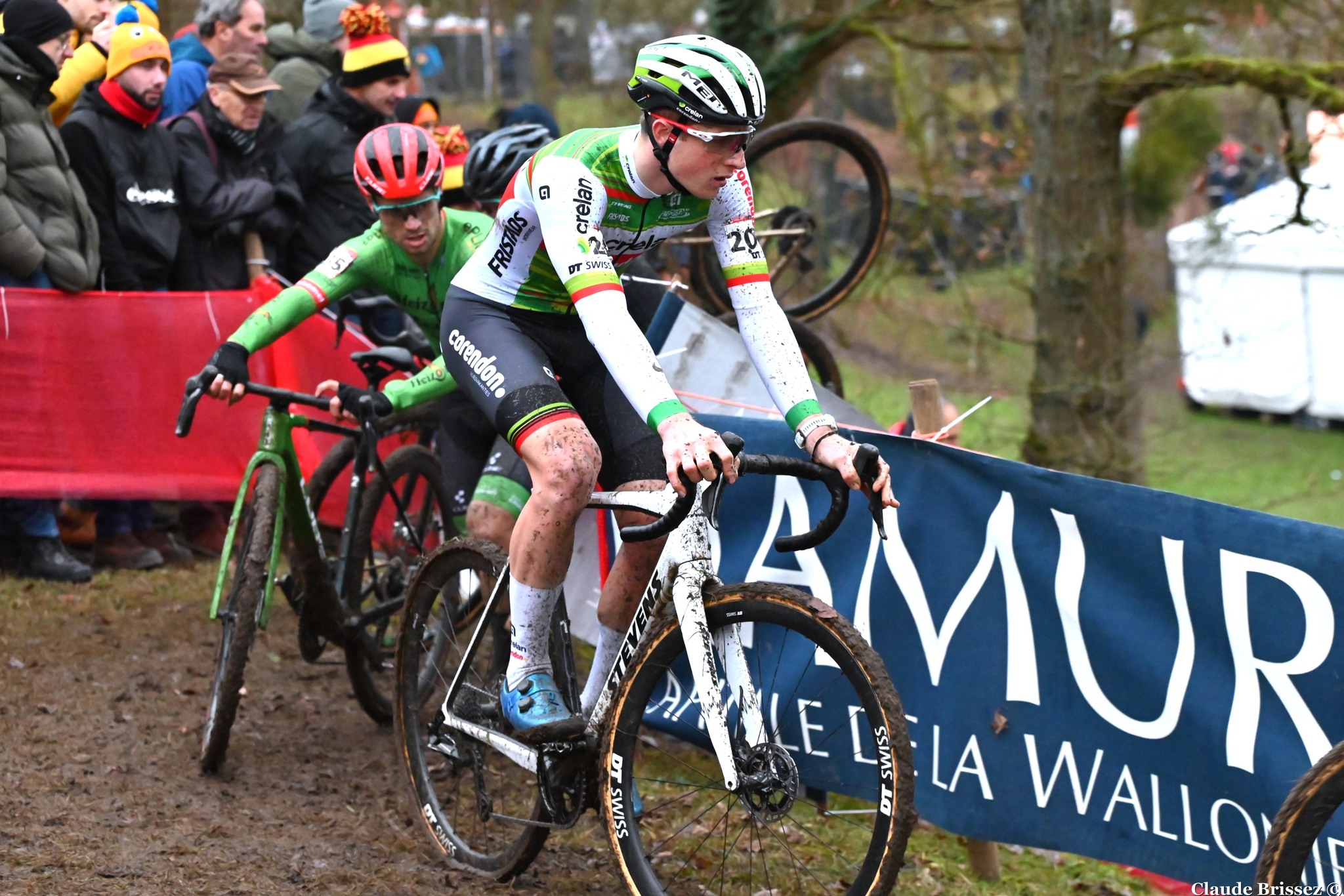 Toon Vandebosch célèbre sa victoire à l’Exact Cross d’Essen 2025 après un duel intense avec Victor et Niels Vandeputte.