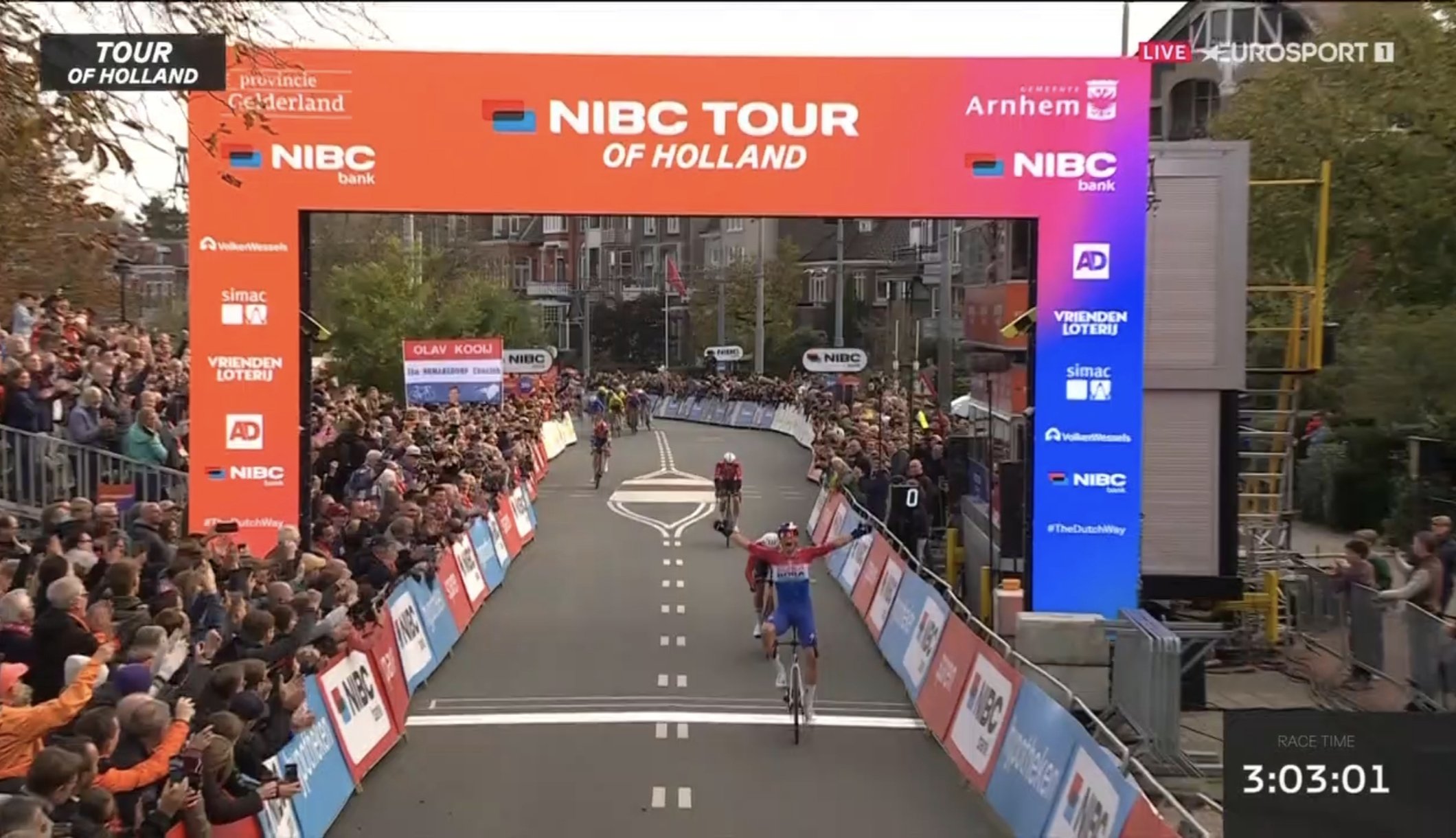 Danny Van Poppel célèbre sa victoire sur la 5e étape du Tour of Holland 2025, bras levés après un sprint puissant.